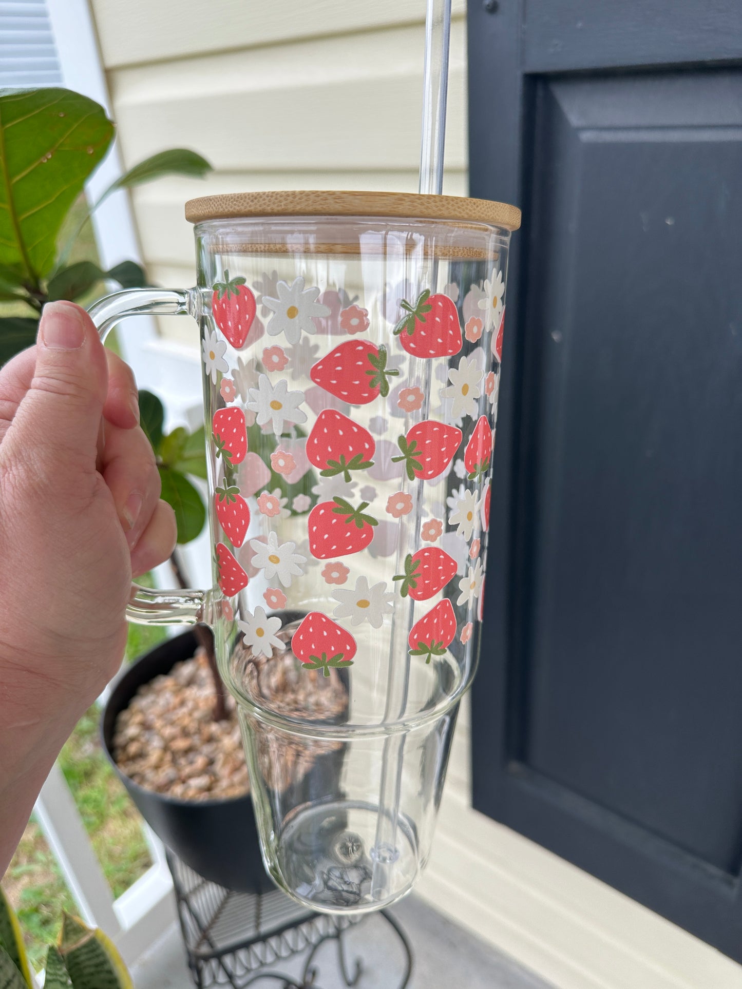 40oz Glass Tumbler with Bamboo Lid and straw, Strawberry tumbler with handle, 40oz Custom Glass Tumbler , Strawberries and Daisies, Strawberry gifts