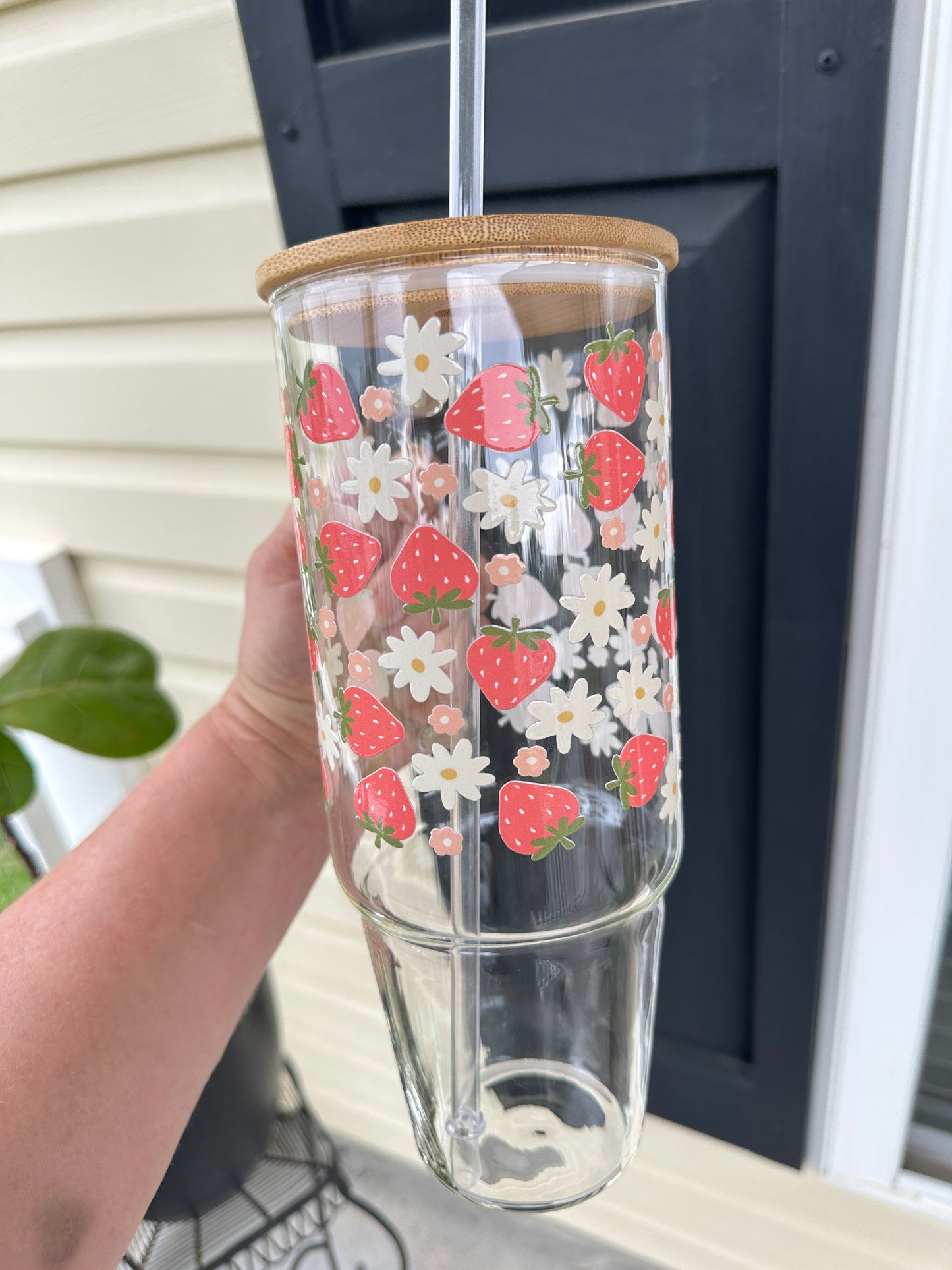 40oz Glass Tumbler with Bamboo Lid and straw, Strawberry tumbler with handle, 40oz Custom Glass Tumbler , Strawberries and Daisies, Strawberry gifts