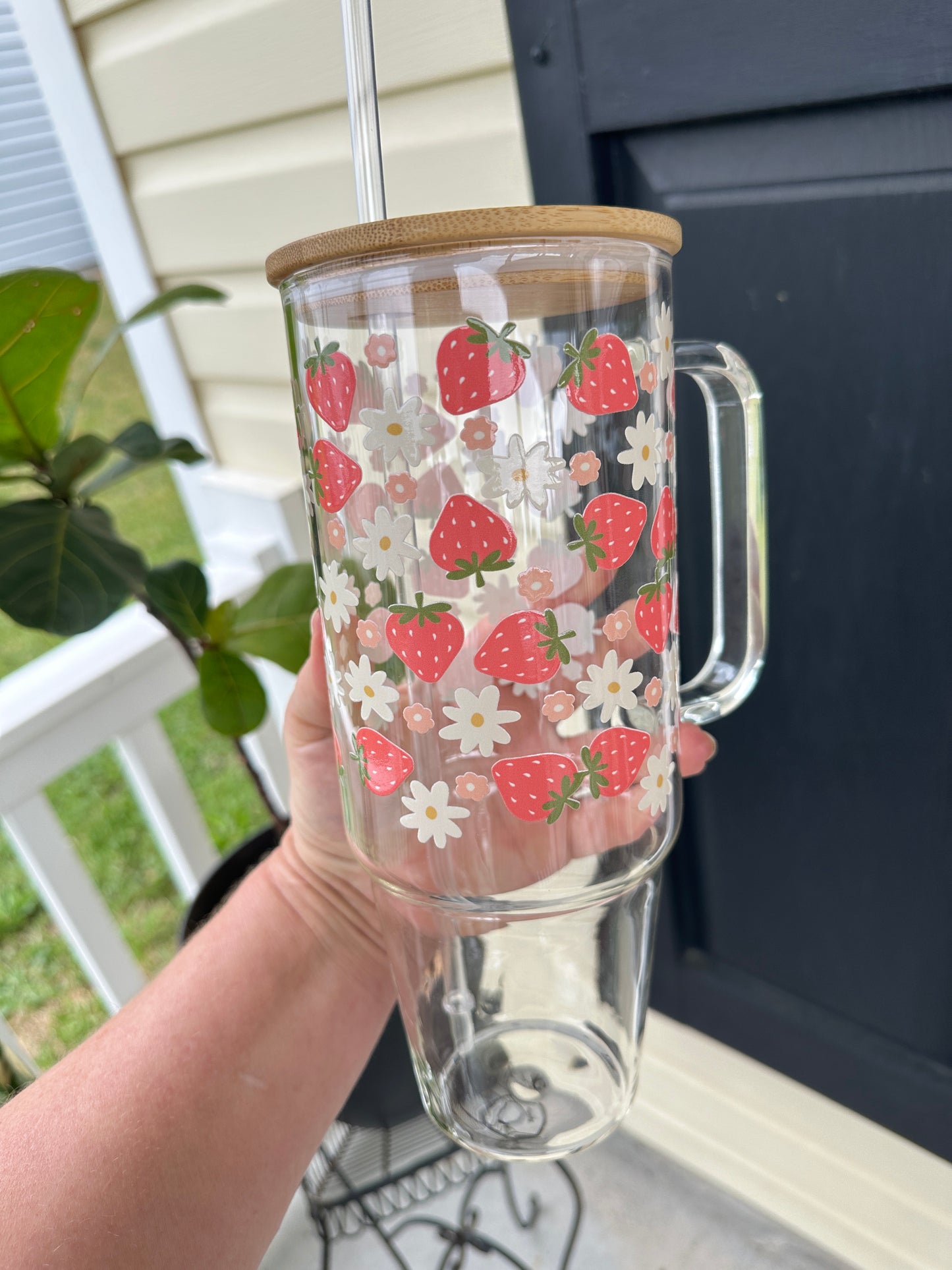 40oz Glass Tumbler with Bamboo Lid and straw, Strawberry tumbler with handle, 40oz Custom Glass Tumbler , Strawberries and Daisies, Strawberry gifts
